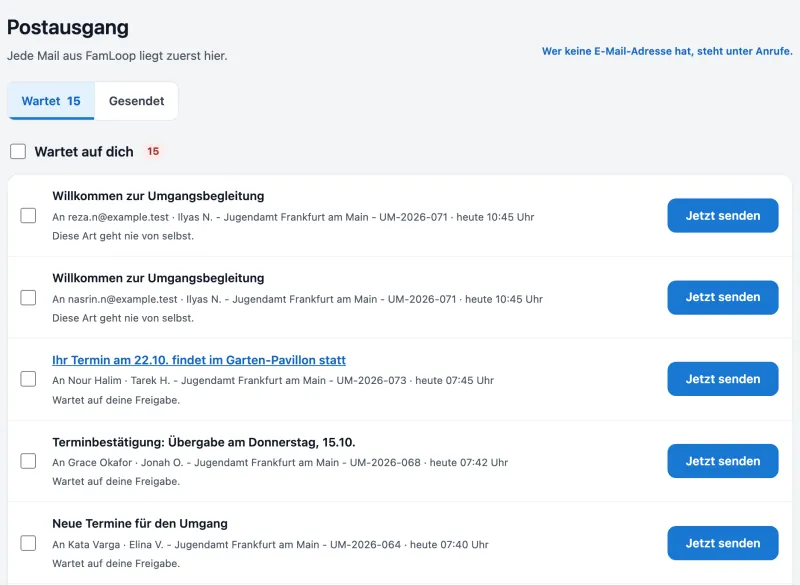 Der Postausgang: Jede Mail an Familien liegt zuerst hier und geht erst nach Freigabe raus.