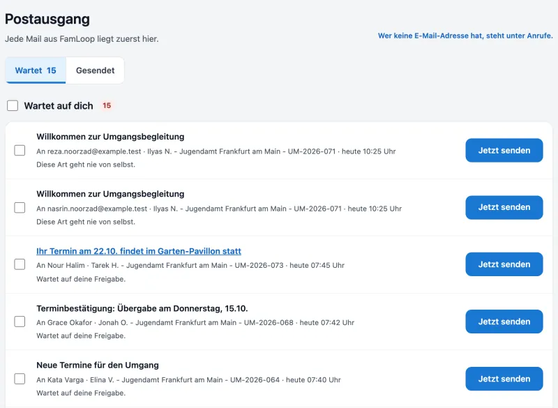 Der Postausgang in FamLoop: Mails, die auf eine Freigabe warten, jede mit dem Knopf „Jetzt senden“.
